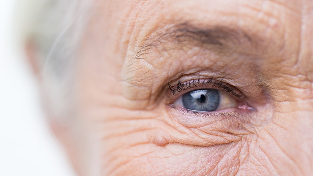 äldre kvinnas ansikte. Fokusera på hennes ena öga